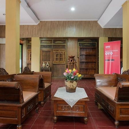 Oyo 585 Hotel Perwita Sari Yogyakarta Exterior photo