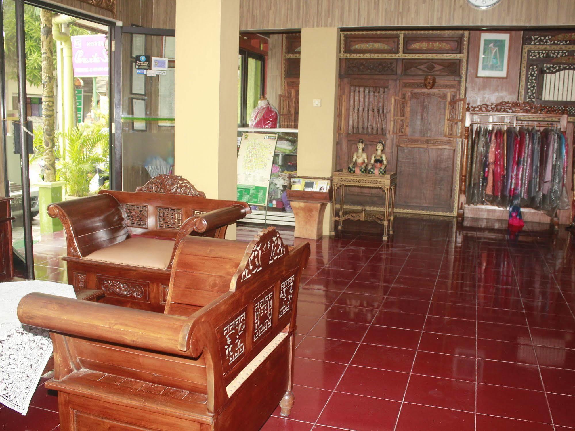 Oyo 585 Hotel Perwita Sari Yogyakarta Exterior photo